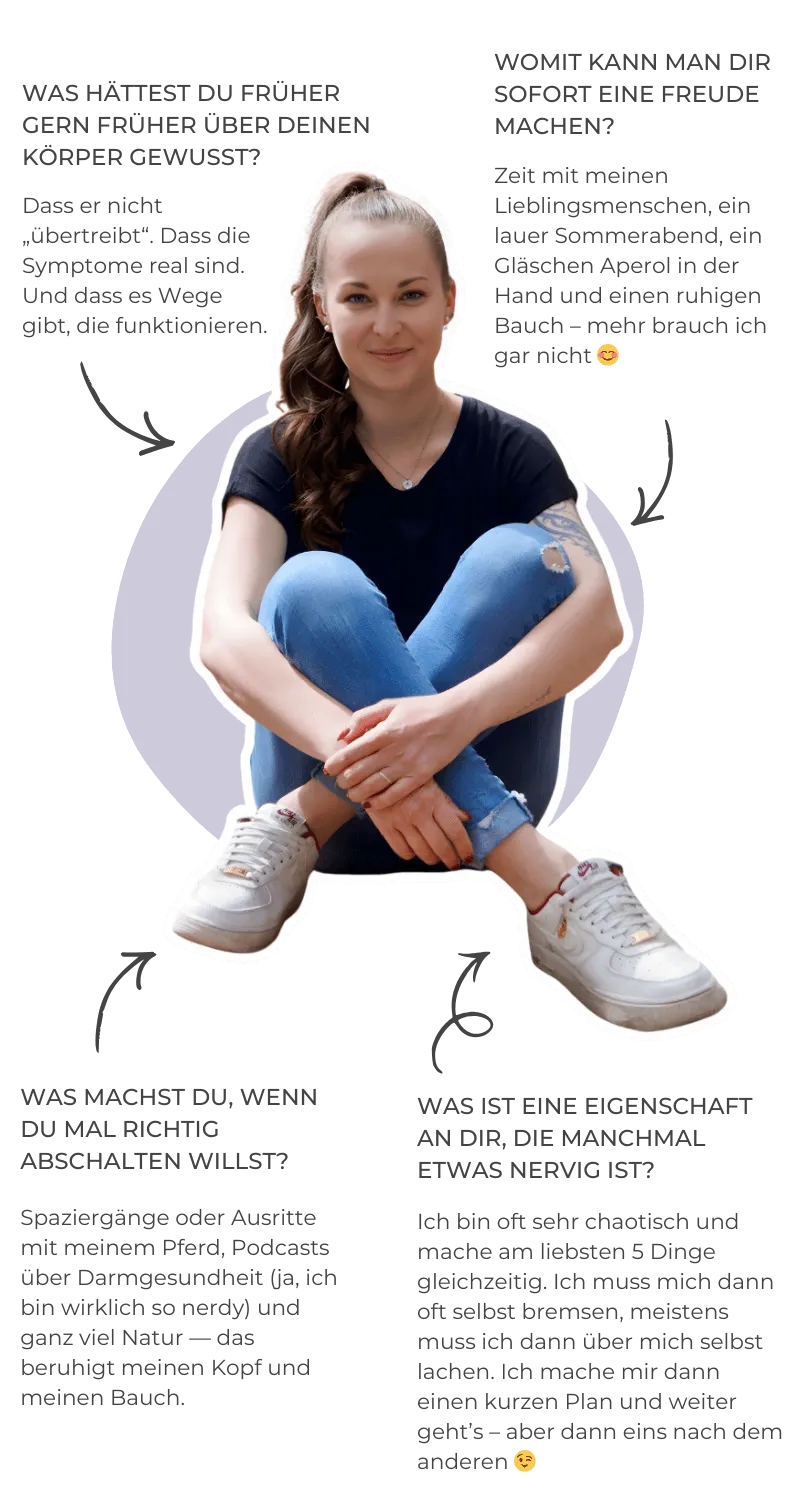 Sandra Teuchert sitzt mit verschränkten Armen und Beinen, trägt blaue Jeans und weiße Sneakers, umgeben von Textblöcken mit Fragen und Antworten.
